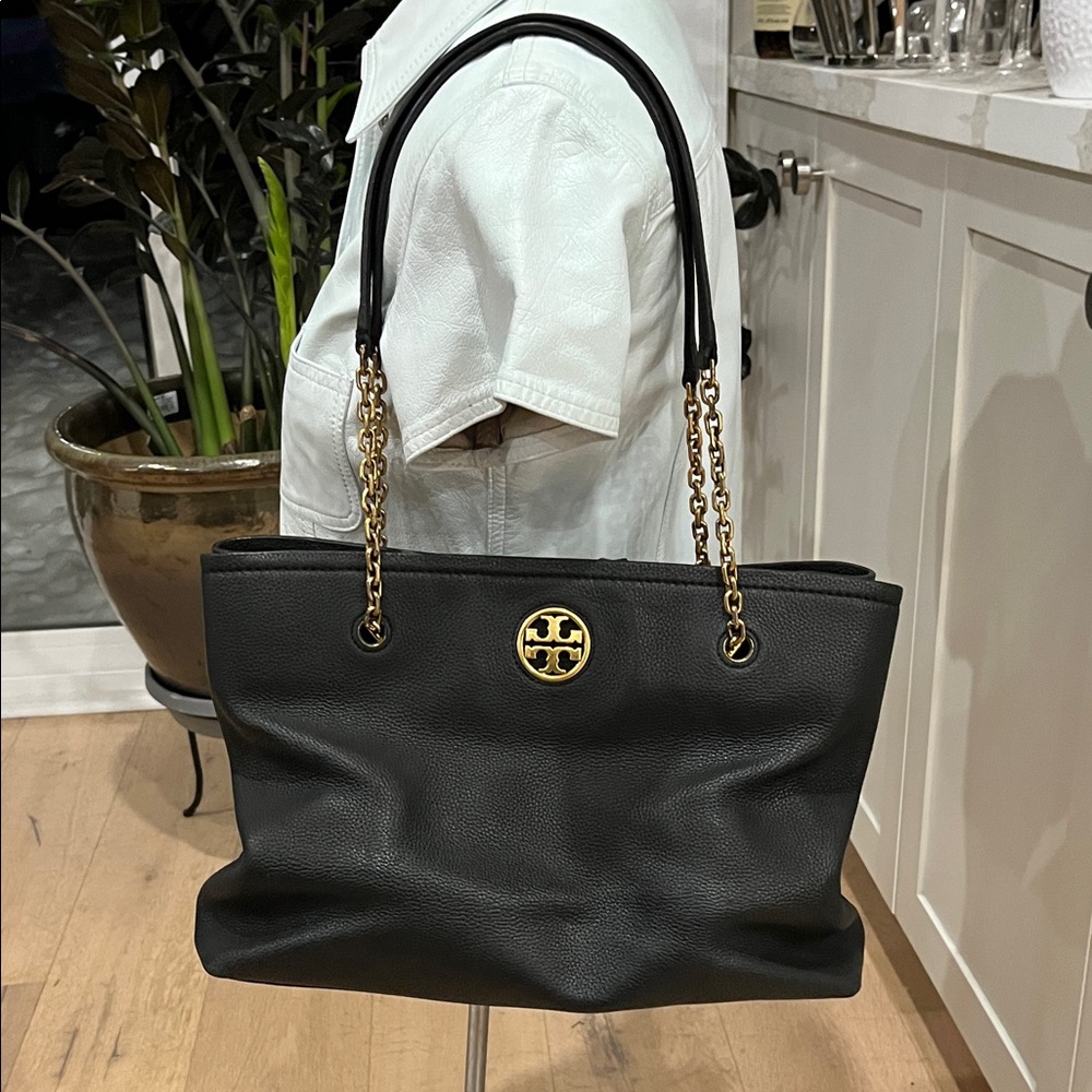 Tory Burch Carson Large Black Pebbled Leather Shoulder Bag Chain & Leather strap